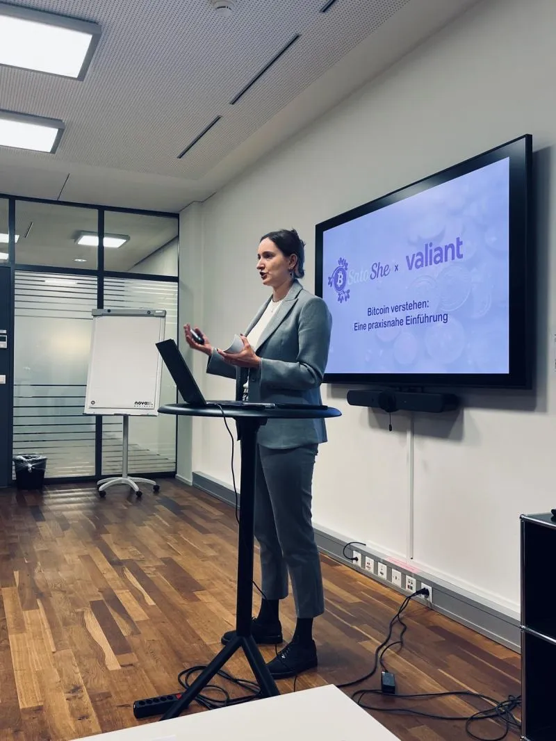 Lisa Tscherry bei einem Bitcoin-Workshop für die Valiant Bank