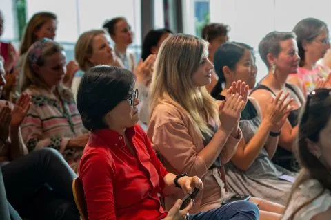 Applaus des Publikums an einer SatoShe Session