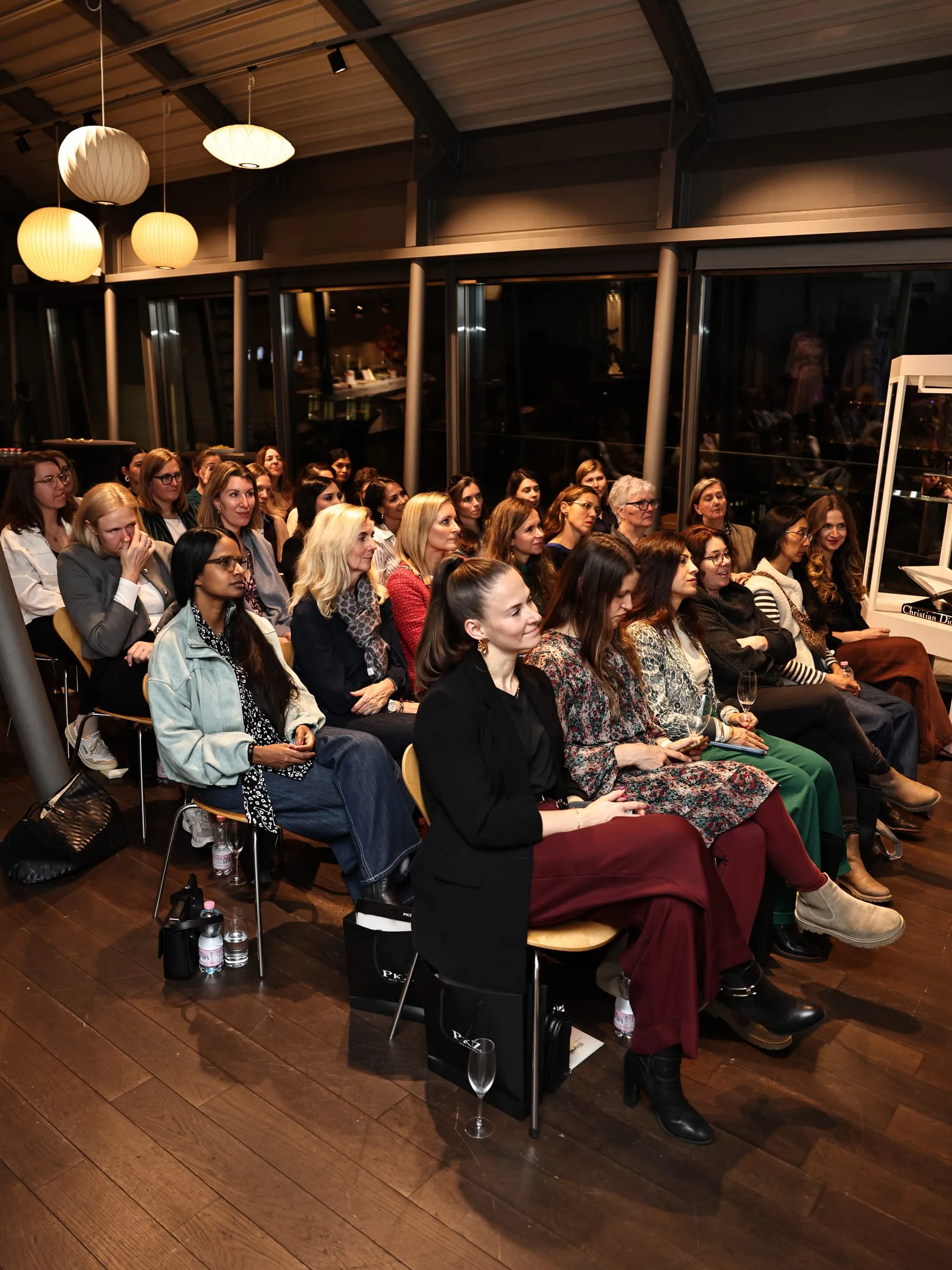 Publikum an einer SatoShe Session im Februar