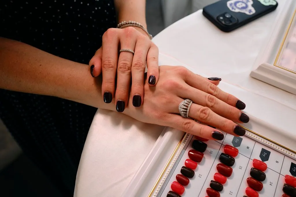 Handgefertigter Schmuck einer Partnerin an einer SatoShe Session