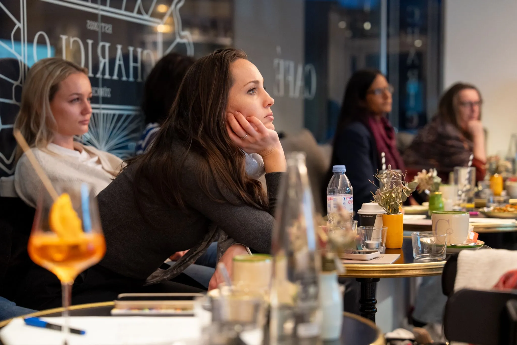 Teilnehmerinnen einer SatoShe Session in einem Zürcher Café