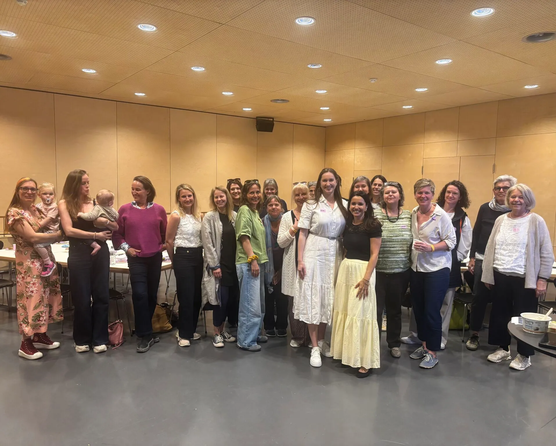 Teilnehmerinnen des Ladies Lunch an der Swiss Bitcoin Conference in Kreuzlingen, Lisa Tscherry in der Mitte