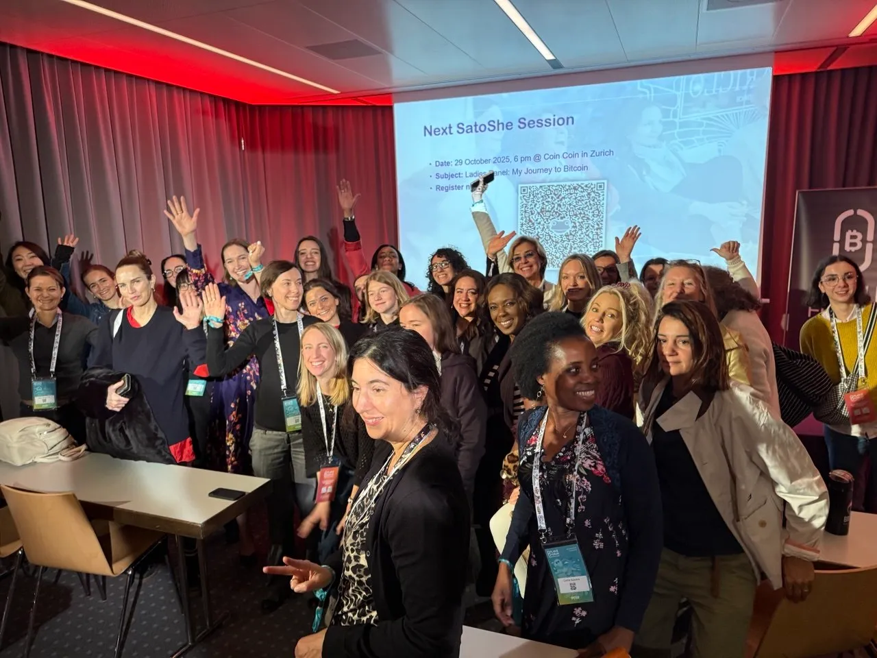 Grosse Gruppe von Frauen nach dem BAS Speaker Event am Plan ₿ Forum in Lugano, im Hintergrund die Ankündigung der nächsten SatoShe Session