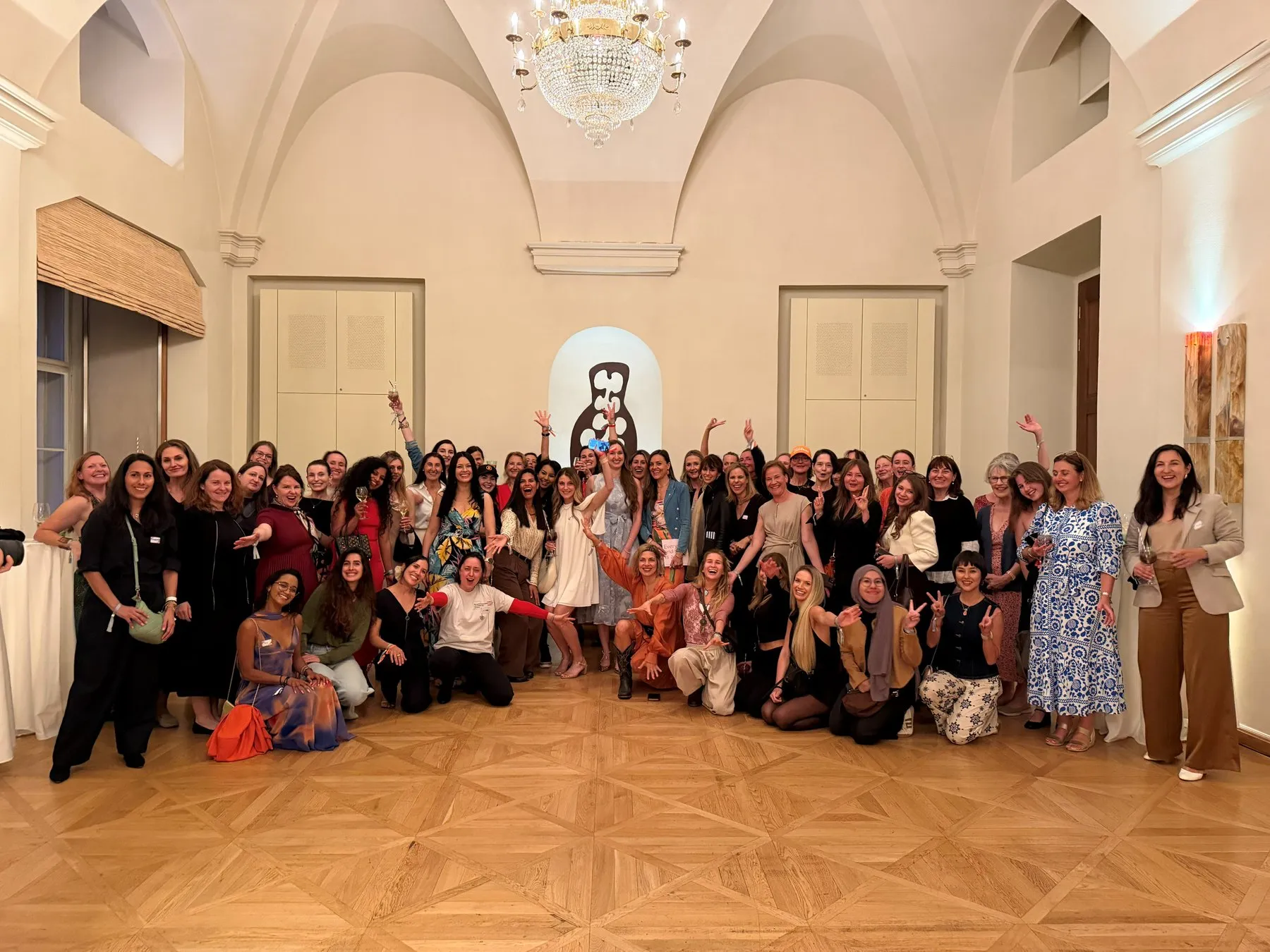 Grosse Gruppe von Frauen an der SatoShe Soirée am Rande des BTC Prague, in einem historischen Saal